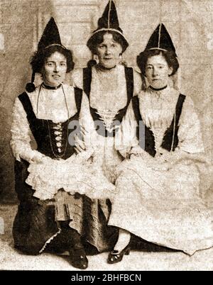 Une photographie rare de trois guides Ranger nommés Circa 1900 , de Whitby, dans le Yorkshire du Nord, qui avait remporté le prix (original) du duc d'Édimbourg pour les filles. - Alfred Ernest Albert (1844 – 1900) régna comme duc de Saxe-Coburg et Gotha de 1893 à 1900. Il était le deuxième fils (quatrième enfant) de la reine Victoria de Grande-Bretagne et fut nommé duc d'Édimbourg lors de l'anniversaire de la reine avec distinction le 24 mai 1866. Sur la photo (l à r) sont Mlle Isabel Harker (jamais mariée), Gertie Pennock (plus tard Mme Edwin Todd) et Amy Smith (plus tard Mme G Heselton). La pertinence des costumes est inconnue. Banque D'Images