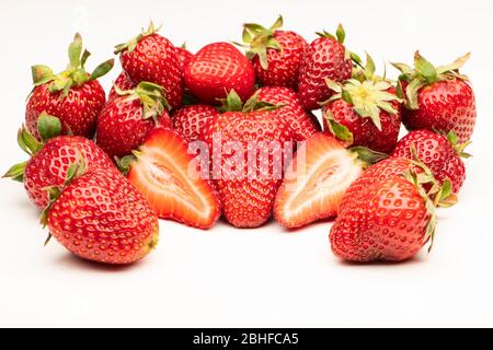 Grandes fraises mûres fraîches isolées sur fond blanc Banque D'Images