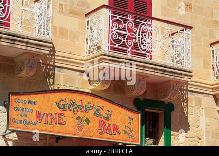 Café, place Saint-Georges, ville de Victoria, île Gozo, Malte, Europe Banque D'Images