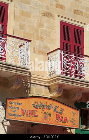 Café, place Saint-Georges, ville de Victoria, île Gozo, Malte, Europe Banque D'Images