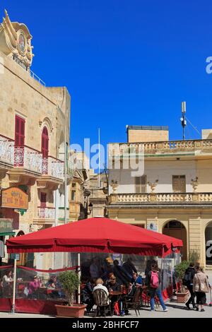 Café, place Saint-Georges, ville de Victoria, île Gozo, Malte, Europe Banque D'Images