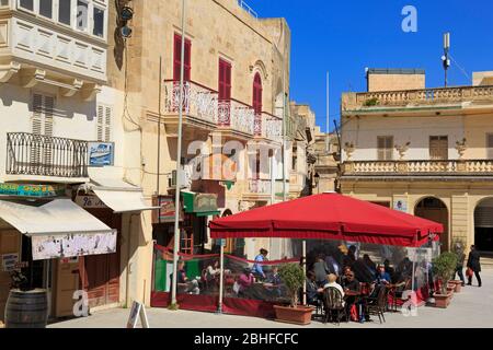 Café, place Saint-Georges, ville de Victoria, île Gozo, Malte, Europe Banque D'Images