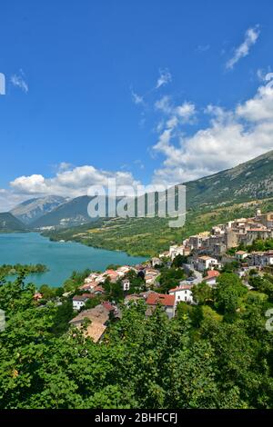 Vue panoramique sur le village de Barrea dans la région des Abruzzes. Banque D'Images