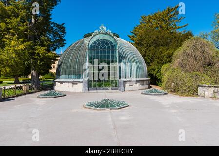 Lednice, république tchèque, Château de Lednice avec de beaux jardins et parcs le jour ensoleillé du printemps. Paysage de Lednice-Valtice, région morave du Sud. UNES Banque D'Images