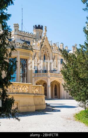 Château de Lednice avec de beaux jardins et parcs le jour d'été ...