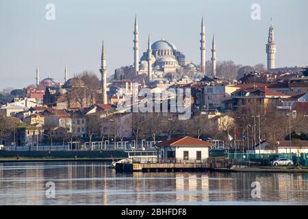 Magnifique vue sur la Corne d'Or et la Mosquée Suleymaniye et la tour de Beyazit en arrière-plan. Banque D'Images