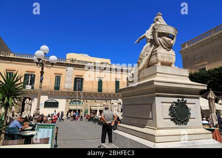 Statue de la reine Victoria, place de la République, Valletta, Malte, Europe Banque D'Images