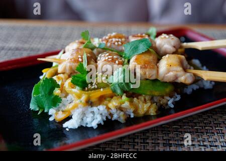 Poulet teriyaki avec riz sur table de restaurant, tons frais Banque D'Images