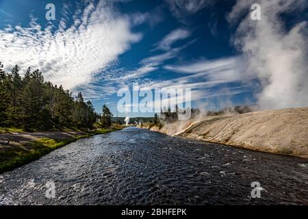 La rivière Firehole au parc national de Yellowstone, dans le Wyoming. Banque D'Images