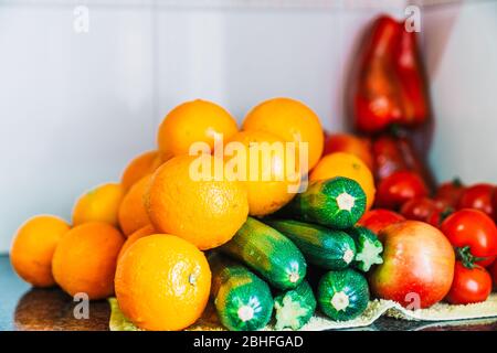 Fruits et légumes nettoyés et désinfectés sur le marbre de la cuisine. Fruits et légumes frais et brillants. Banque D'Images