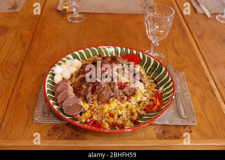 Pilaf, plat traditionnel du Moyen-Orient, sur table de restaurant Banque D'Images