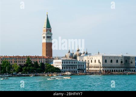 Des foules de personnes remplissent la Piazza San Marco. Place Saint-Marc. Campanile ou clocher de la cathédrale Saint-Marc sur la gauche. Vu du Grand Canal. Banque D'Images