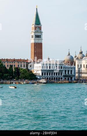 Campanile ou clocher de la cathédrale Saint-Marc, Piazza San Marco. Place Saint-Marc. Les gens se bousent sur le quai public du Grand Canal. Banque D'Images