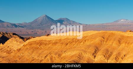 Coucher de soleil dans le désert d'Atacama avec la Vallée de la Lune (Valle de la Luna) et le volcan Licancabur, Chili. Banque D'Images