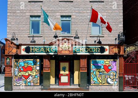 Ottawa, Canada - le 25 avril 2020 : le bar populaire le coeur et la Couronne est monté à bord pendant les mesures de verrouillage de la COVID-19, mais a commandé l'artiste local Banque D'Images