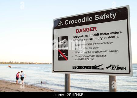 Panneau de sécurité crocodile sur East point Beach à Darwin, territoire du Nord, Australie. Banque D'Images