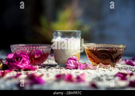 Masque de visage DIY à faire à la maison sur un tableau noir composé de quelques farine de blé, miel brut, lait et de l'eau de rose pour la peau huileuse, tir de tous les ingred Banque D'Images