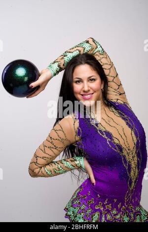 Julie Zetlin pose un gymnaste rythmé lors du Team USA Media Summit à Dallas, au Texas, avant les Jeux Olympiques de Londres en 2012. 14 mai 2012 ©Bob Daemmrich Banque D'Images