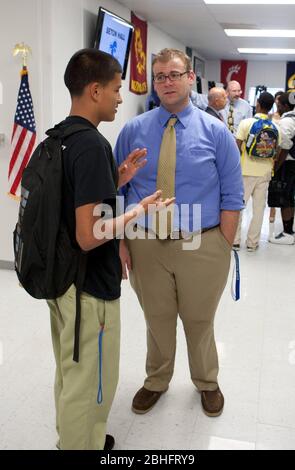 Houston, Texas juin 2012: Un étudiant parle au vice-directeur dans le couloir d'une école secondaire de charte publique. ©Marjorie Kamys Cotera/Daemmrich Photographie Banque D'Images