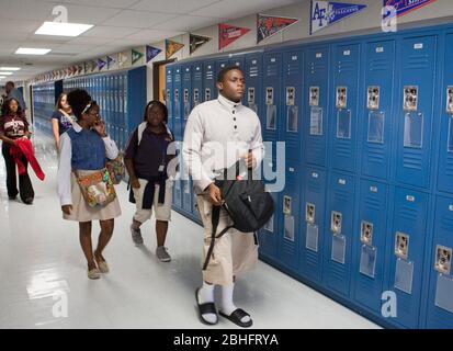 Houston, Texas juin 2012: Les étudiants afro-américains marchant dans le couloir de l'école secondaire de charte publique. ©Marjorie Kamys Cotera / Daemmrich photos Banque D'Images