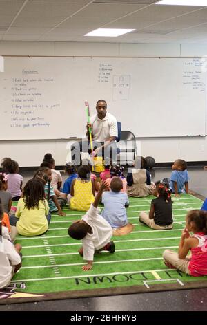 Houston, Texas juin 2012.:African-American enseignant de maternelle masculine dans la classe avec la plupart des étudiants afro-américains au programme de début de tête à l'école de charte publique. ©Marjorie Kamys Cotera/Daemmrich Photographie Banque D'Images