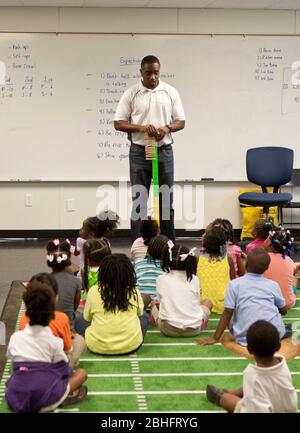 Houston, Texas juin 2012.:African-American enseignant de maternelle masculine dans la classe avec la plupart des étudiants afro-américains au programme de début de tête à l'école de charte publique. ©Marjorie Kamys Cotera/Daemmrich Photographie Banque D'Images