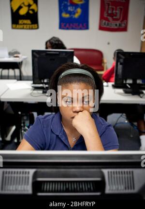 Houston, Texas juin 2012 : étudiante afro-américaine en laboratoire d'informatique à une école secondaire de charte publique. ©Marjorie Kamys Cotera/Daemmrich Photographie Banque D'Images