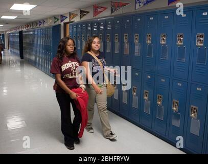 Houston, Texas juin 2012: Les étudiants afro-américains marchant dans le couloir de l'école secondaire de charte publique. ©Marjorie Kamys Cotera / Daemmrich photos Banque D'Images