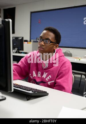 Un étudiant afro-américain en laboratoire d'informatique dans une école secondaire de charte publique à Houston, Texas juin 2012. ©Marjorie Kamys Cotera/Daemmrich Photographie Banque D'Images