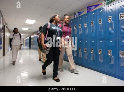 Houston, Texas juin 2012: Les étudiants afro-américains marchant dans le couloir de l'école secondaire de charte publique. ©Marjorie Kamys Cotera / Daemmrich photos Banque D'Images