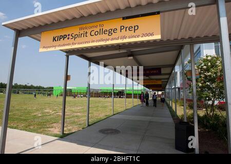 Houston Texas USA, juin 2012: Signer avec une phrase positive sur le campus de l'école secondaire KIPP Sunnyside, une école de charte publique. ©Marjorie Kamys Cotera/Daemmrich Photographie Banque D'Images