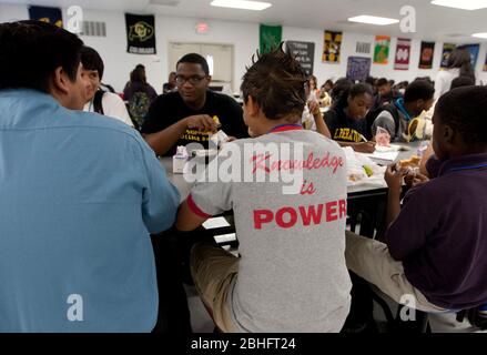 Houston, Texas juin 2012: L'étudiant à l'école secondaire de charte publique à Houston porte des t-shirts avec le message positif. ©Marjorie Kamys Cotera/Daemmrich Photographie Banque D'Images