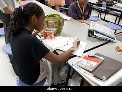 Houston, Texas juin 2012: Une étudiante noire travaille à l'école pendant le déjeuner dans une école secondaire de charte publique ©Marjorie Kamys Cotera/Daemmrich Photographie Banque D'Images