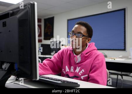 Houston, Texas juin 2012: Afro-américain étudiant dans un laboratoire d'informatique à une école secondaire de charte publique. ©Marjorie Kamys Cotera/Daemmrich Photographie Banque D'Images