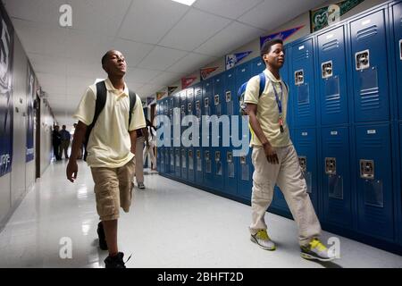 Houston, Texas juin 2012: Les étudiants afro-américains marchant dans le couloir de l'école secondaire de charte publique. ©Marjorie Kamys Cotera / Daemmrich photos Banque D'Images