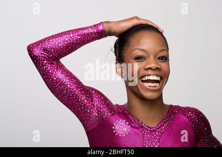 Dallas Texas USA, mai 2012: La gymnaste américaine Gabby Douglas pose lors du sommet de l'équipe USA Media avant les Jeux Olympiques de Londres en 2012. Douglas a remporté des médailles d'or individuelles et d'or d'équipe en gymnastique féminine pendant les matchs de Londres. ©Bob Daemmrich Banque D'Images