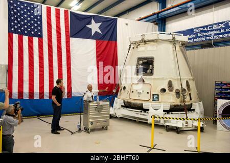 McGregor, Texas États-Unis, 13 juin 2012 : Charles Bolden, administrateur de la NASA, à droite, et Elon Musk, PDG de SpaceX, répondent aux questions sur le vaisseau spatial Dragon privé qui est retourné à Earth 31 mai après avoir livré des fournitures à la Station spatiale internationale. Le vaisseau spatial Dragon sera retiré du marché, car d'autres véhicules similaires sont en production. ©Bob Daemmrich Banque D'Images