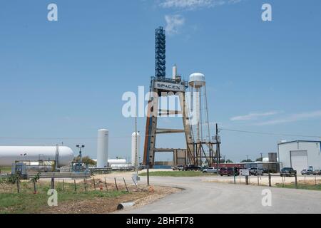 McGregor , Texas - 13 juin 2012 - l'installation SpaceX de McGregor, Texas où un stand d'essai de roquette se jette vers le haut et sera utilisée pour les futurs essais de véhicules de lancement privés par SpaceX. Charles Bolden, administrateur de la NASA, et le PDG de SpaceX, et le concepteur en chef Elon Musk, ont répondu aux questions sur l'engin spatial privé qui est revenu sur Terre le 31 mai après avoir fourni des fournitures à la Station spatiale internationale. © Bob Daemmrich Banque D'Images