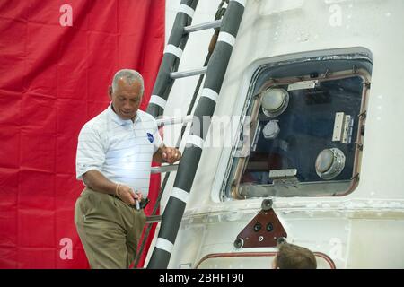 McGregor, Texas États-Unis, 13 juin 2012: Charles Bolden, administrateur de la NASA, saisit une lampe de poche pour regarder à l'intérieur de la capsule privée du vaisseau spatial Dragon qui est retourné à la terre 31 mai après avoir livré des fournitures à la Station spatiale internationale. Bolden a effectué quatre missions sur les navettes spatiales de la NASA. ©Bob Daemmrich Banque D'Images