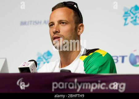 Londres Angleterre, août 2012: Oscar Pistorius, coureur sud-africain, répond aux questions des médias du monde entier lors d'une conférence de presse mardi avant l'ouverture des Jeux paralympiques de 2012. Pistorius, qui rivalise sur deux jambes prothétiques, courra les 100, 200 et 400 mètres et est favorisé pour gagner les courses plus longues. ©Bob Daemmrich Banque D'Images