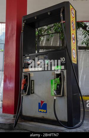 Caracas, Miranda, Venezuela. 24 avril 2020. De nombreuses stations-service sont fermées en raison de la pénurie d'essence au Venezuela. Dans la ville de Caracas, seulement 3 à 4 stations se remplissent, dans lesquelles les véhicules font de longues files d'attente et guidés par la fin de la plaque de voiture numéro. Crédit: Jimmy Villalta/ZUMA Wire/Alay Live News Banque D'Images