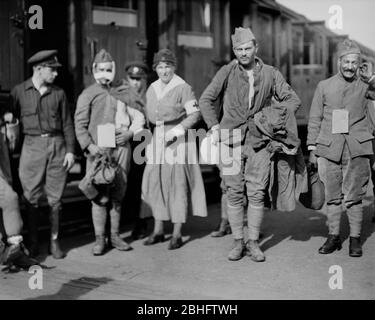 Infirmière de la Croix-Rouge américaine et chauffeur de Camion aidant des soldats français blessés qui viennent d'arriver à la gare ferroviaire, St. Etienne, France, Lewis Wickes Hine, collection de photographies de la Croix-Rouge nationale américaine, juillet 1918 Banque D'Images