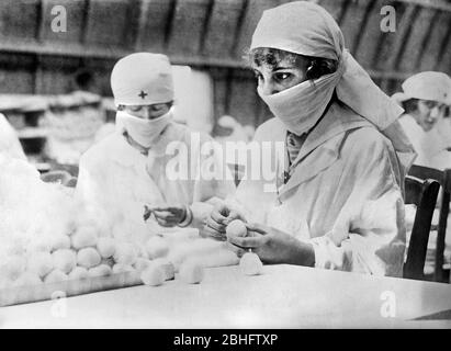 Deux femmes françaises qui fabrident des balles de coton pour le front Parcel dans les salles de travail de la Croix-Rouge américaine pour pansements chirurgicaux, rue Saint-Didier, Paris, France, Lewis Wickes Hine, American National Red Cross Photosicape Collection, août 1918 Banque D'Images