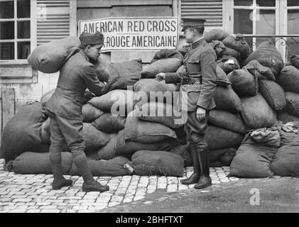 Sacs de chaussettes, sweaters, etc., qui ont été mendés pour les soldats américains par les femmes réfugiées sous les auspices de la Croix-Rouge américaine, Tours, France, Lewis Wickes Hine, American National Red Cross Photographie Collection, septembre 1918 Banque D'Images