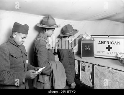 Les soldats américains qui ont envoyé des lettres à la maison de la station de repos de la Croix-Rouge américaine, Toul, France, Lewis Wickes Hine, collection de photographies de la Croix-Rouge nationale américaine, juin 1918 Banque D'Images