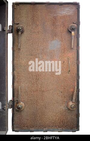 Vieille porte rouillée du bunker. Quatre boulons morts. Sur fond blanc Banque D'Images