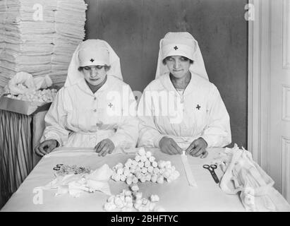 Deux femmes françaises employées par la Croix-Rouge américaine pour mouler l'emballage de Gauze dans les salles de travail de la Croix-Rouge américaine pour les pansements chirurgicaux, rue de la Fayisandere, Paris, France, Lewis Wickes Hine, American National Red Cross Photosition Collection, juillet 1918 Banque D'Images