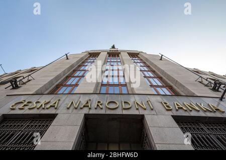 PRAGUE, TCHÉQUIE - 1 NOVEMBRE 2019: Ceska Narodni Banka CNB logo sur leur siège social à Prague. CNB, ou Banque nationale tchèque, est le centre de la Tchéquie Banque D'Images