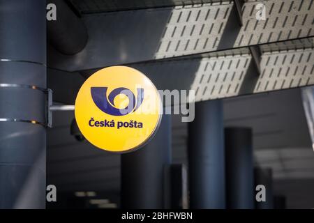 PRAGUE, TCHÉQUIE - 31 OCTOBRE 2019: Logo de Ceska Posta sur leur bureau de poste local de Prague. Ceska Posta, ou poste tchèque, est le service postal public Banque D'Images