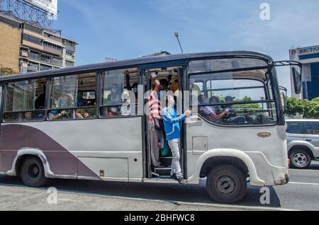 Caracas, Miranda, Venezuela. 24 avril 2020. Les transports publics dans la ville de Caracas sont très rares en raison de la pandémie de Covid-19 et du manque de crédit carburant : Jimmy Villalta/ZUMA Wire/Alay Live News Banque D'Images